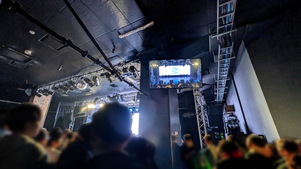 ヨギボーメタバレーの柱裏