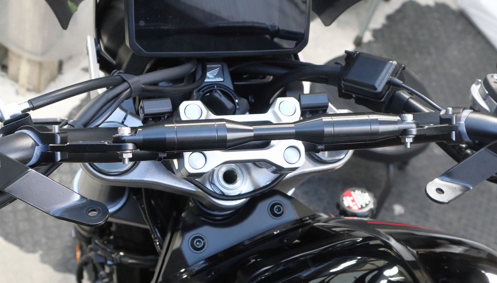 CB1000FにPOSHとKaedearを組み合わせたバー
