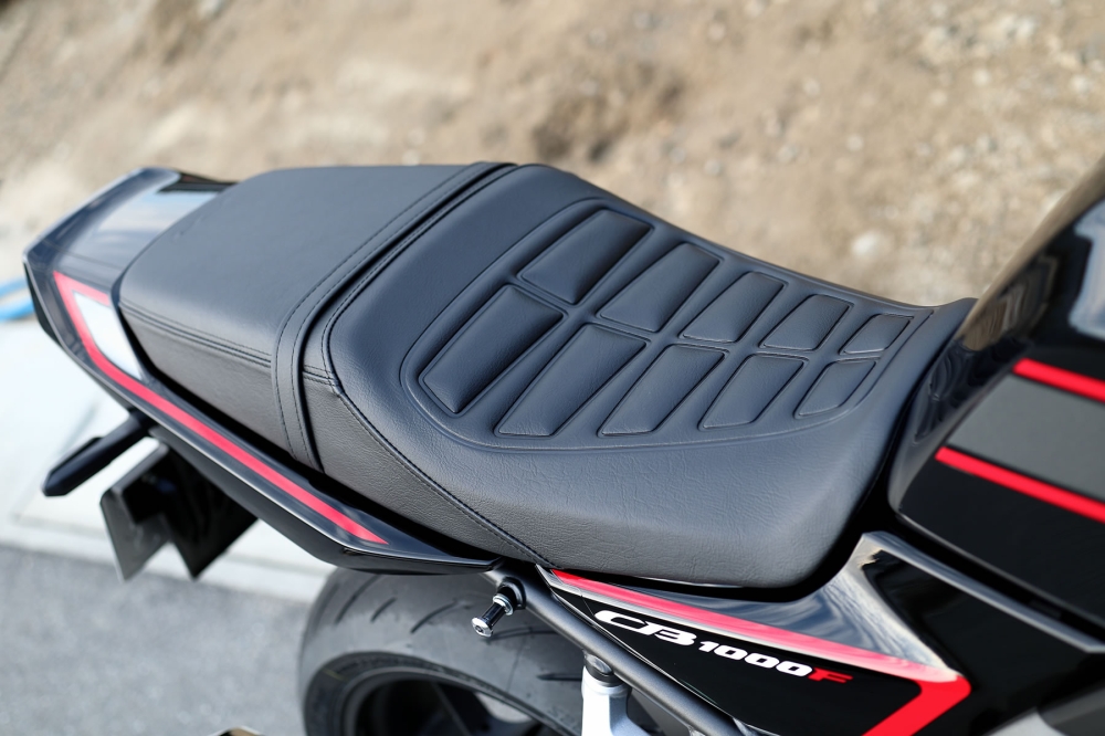 CB1000Fのシート