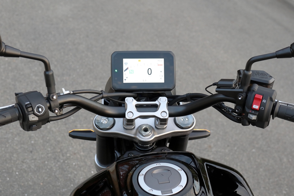 CB1000Fのハンドルまわり