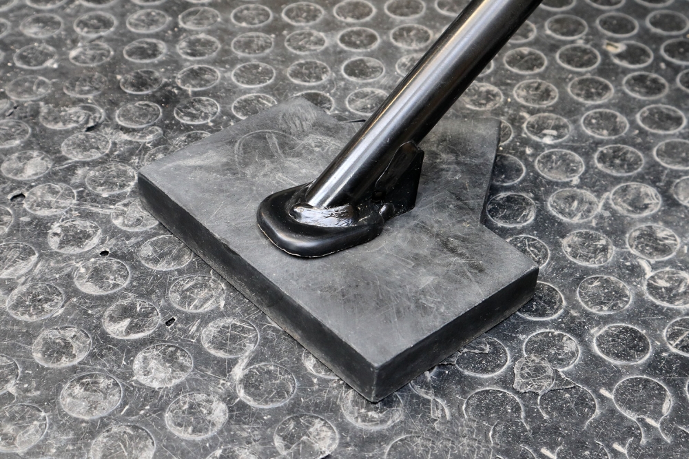 サイドスタンドの土台