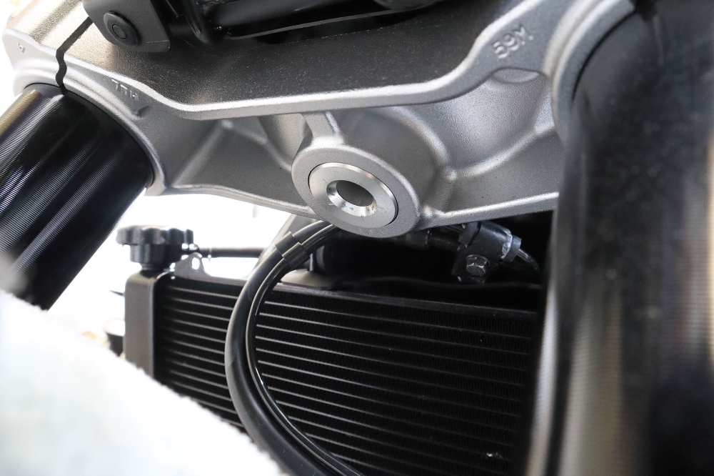 CB1000Fのアンダーブラケットの穴