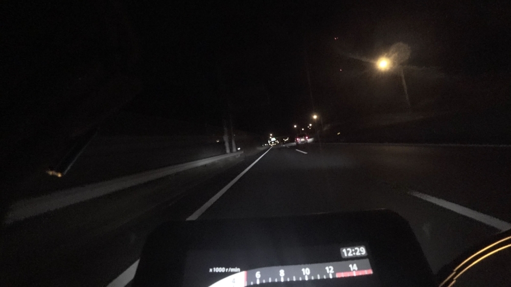 CB650R Eクラッチで夜の高速道路