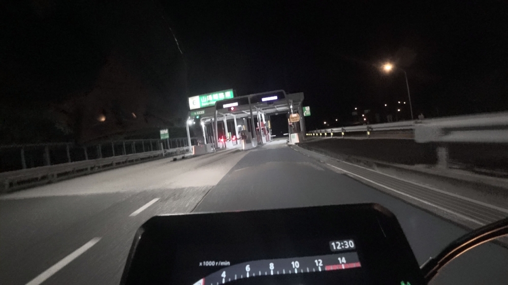 CB650R Eクラッチで夜の高速道路出口