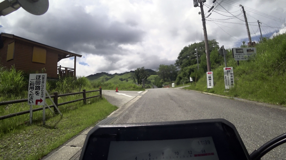 砥峰高原の駐車場入口