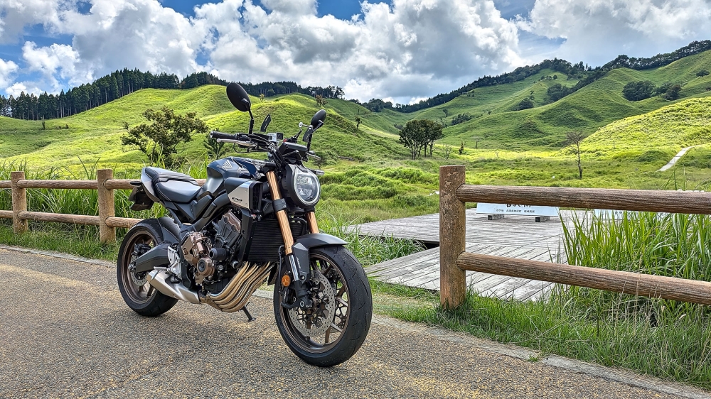 砥峰高原とCB650R