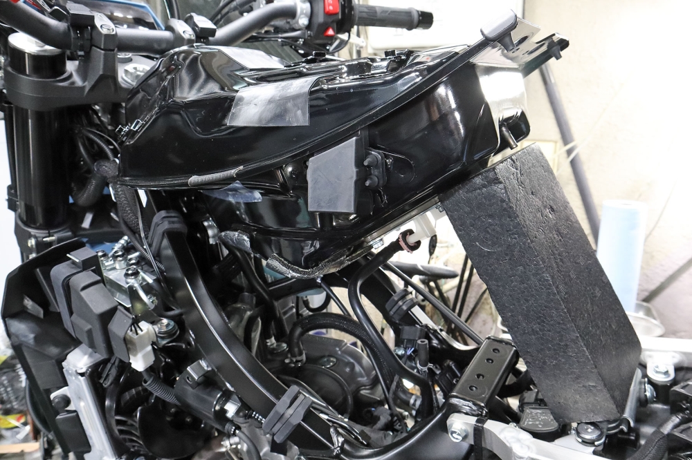 DR-Z4SMの燃料タンク持ち上げ