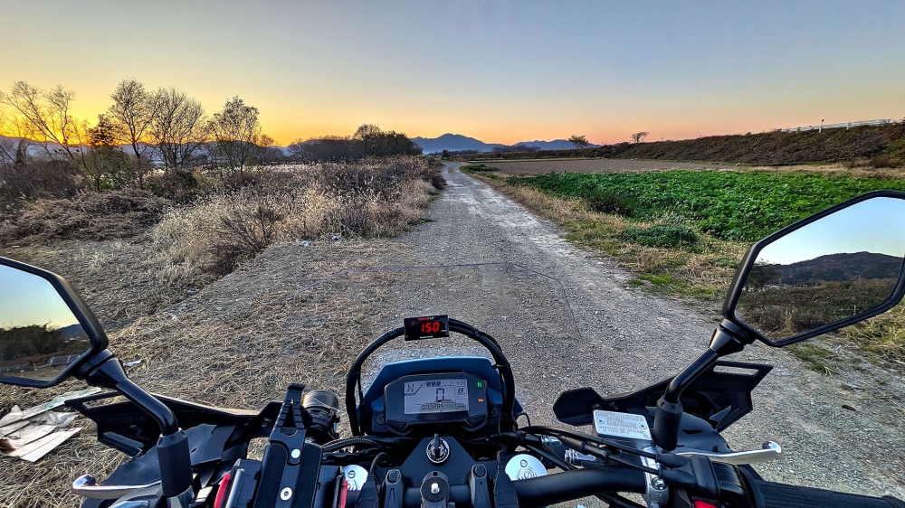 DR-Z4SMで河川敷のオフロード走行