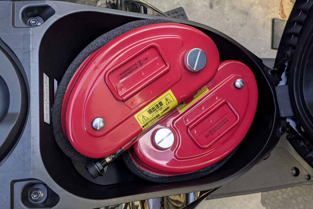 FAZZIOでガソリン携行缶6L車載
