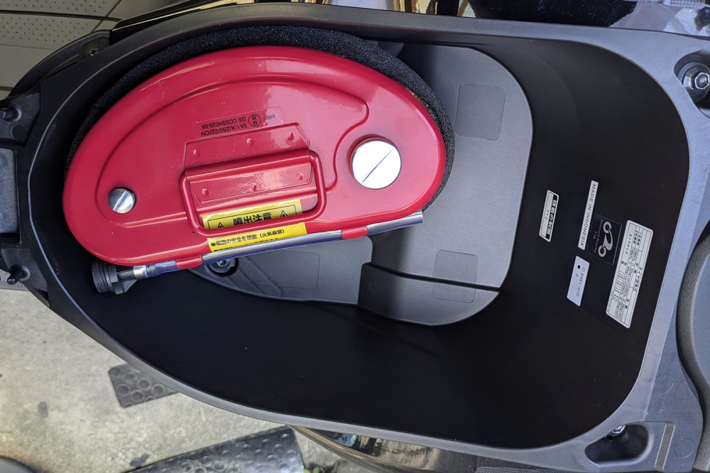 FAZZIOでガソリン携行缶3L車載