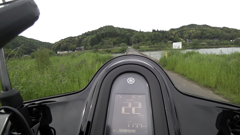 FAZZIOで田舎の道を走る
