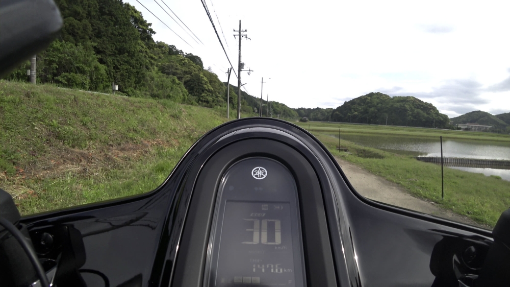 FAZZIOであぜ道を走る