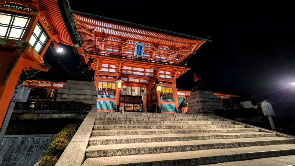 夜の伏見稲荷大社の楼門