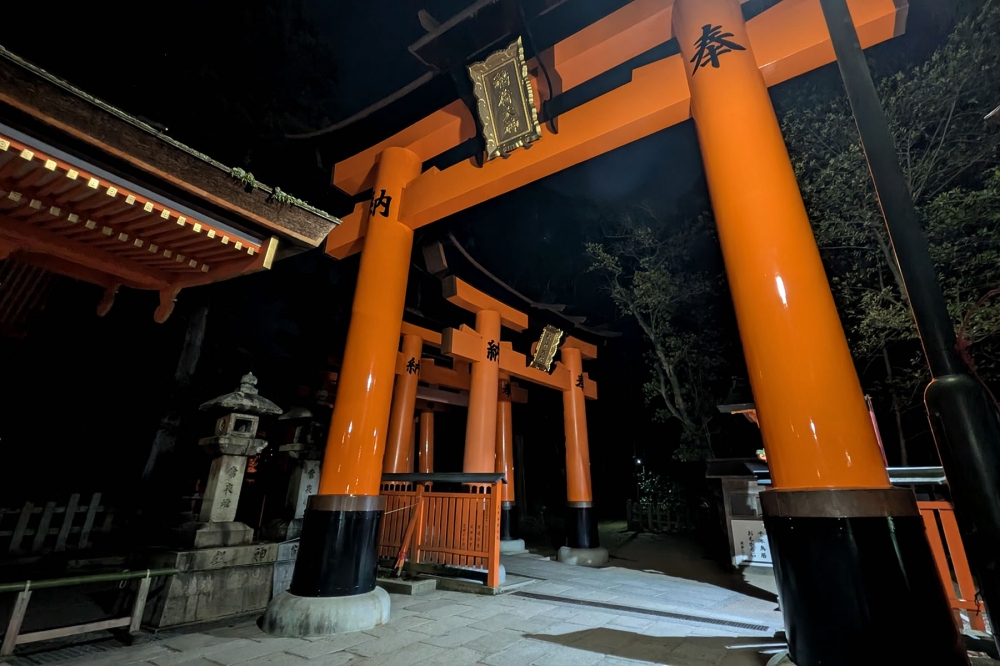 夜の千本鳥居の入口