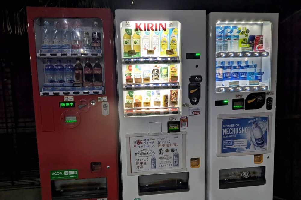 夜の伏見稲荷大社の自販機