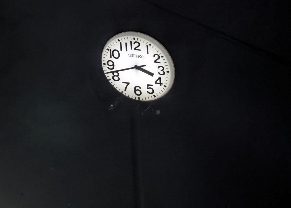 夜の伏見稲荷大社の時計