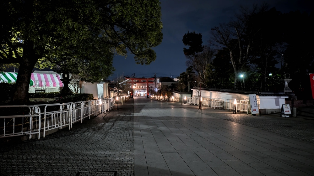 夜の伏見稲荷大社の入口