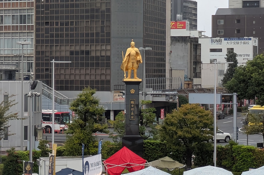 黄金の織田信長公像