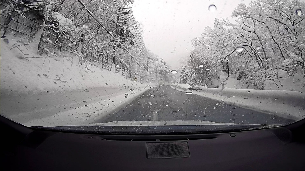 冬の国道161スプリンクラー