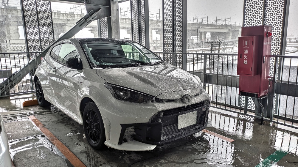 冬の敦賀駅とGRヤリス