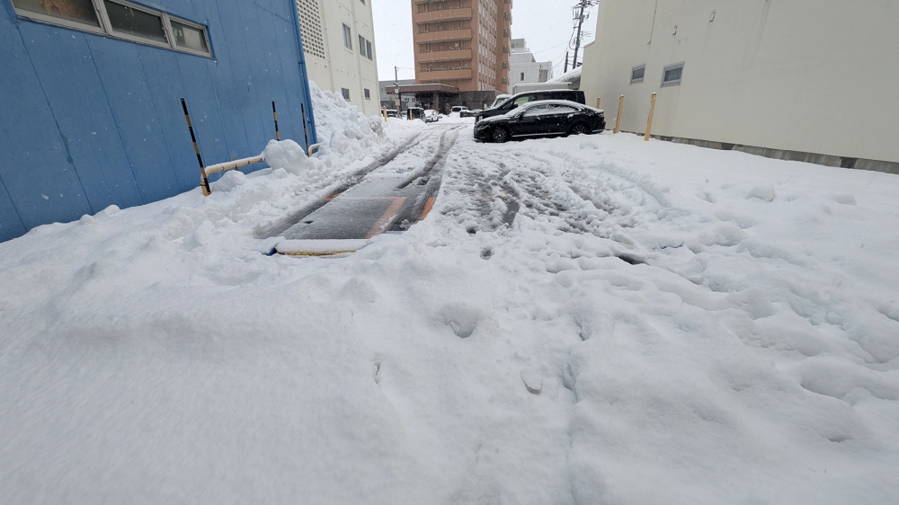 冬の敦賀駅前のコインパーキング