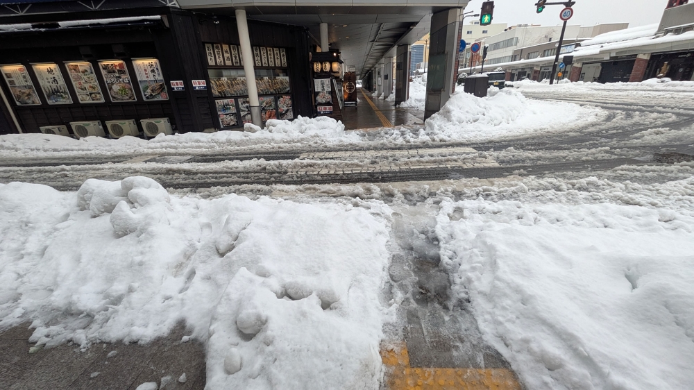 冬の敦賀駅前アーケード街