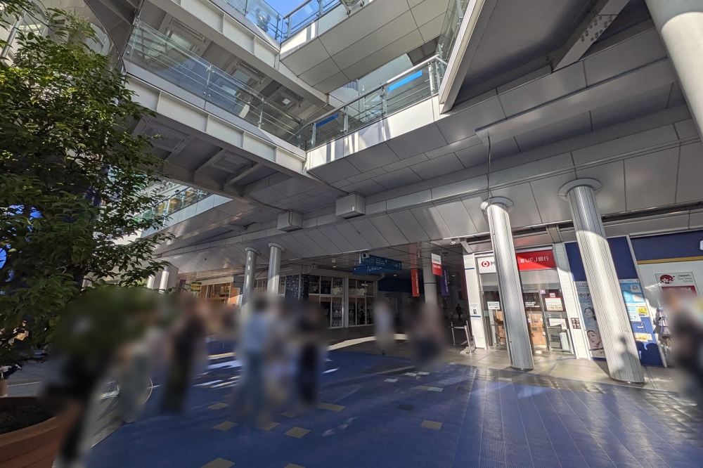 愛知県芸術劇場入口