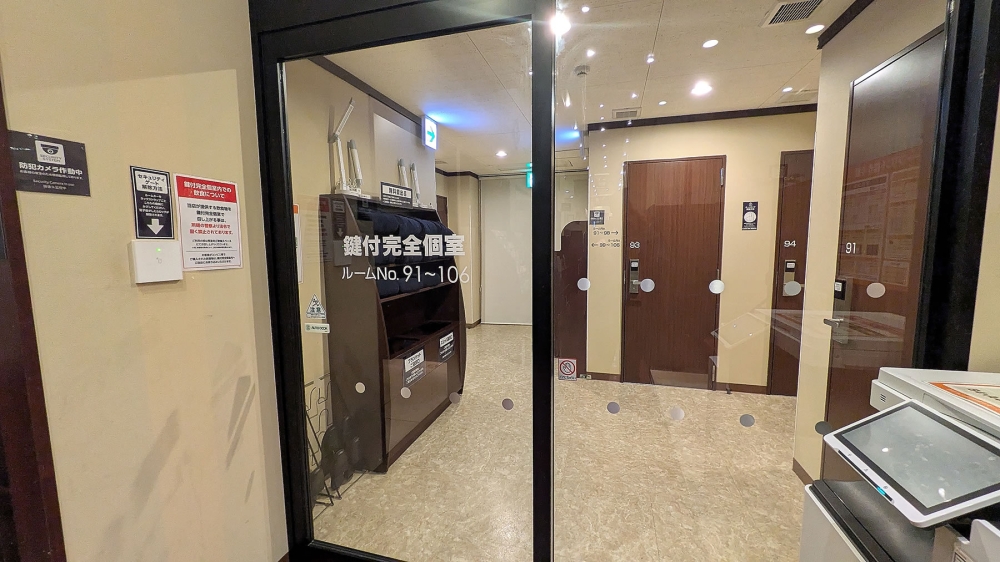 快活クラブの鍵付個室前ドア
