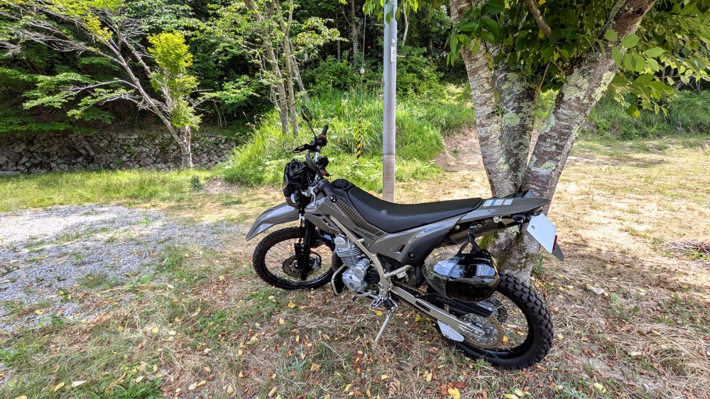 木陰のKLX230シェルパ