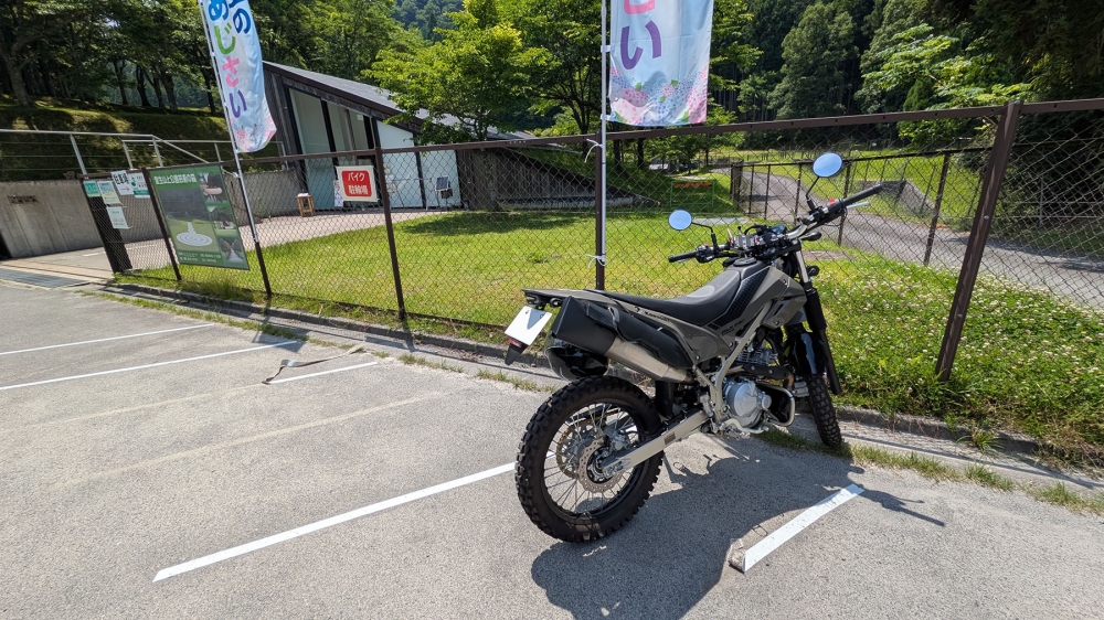 室生山上公園芸術の森の駐輪所とKLX230