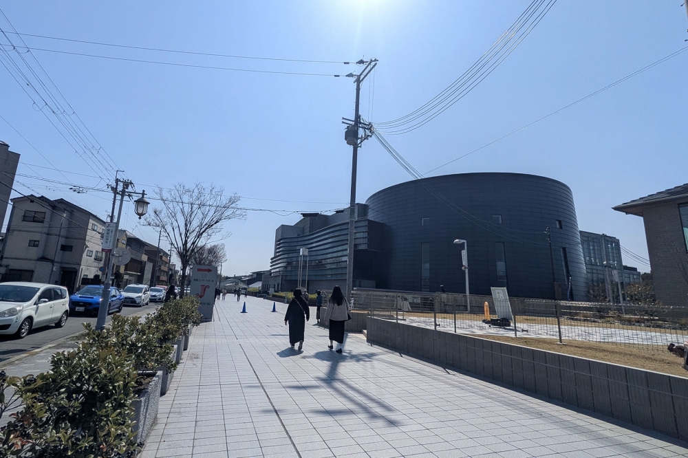 京都コンサートホール前の歩道