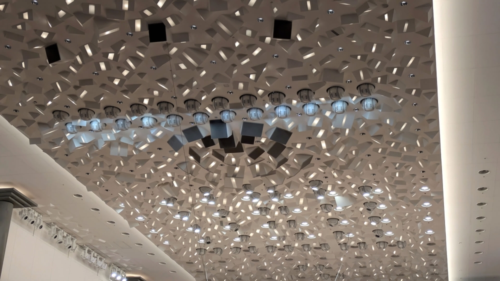 京都コンサートホールの天井モニター