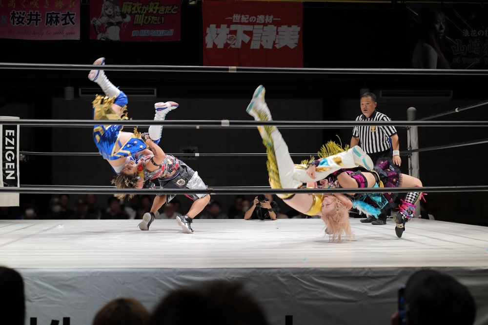 松井珠紗とCHIAKIのフィッシャーマンズスープレックス