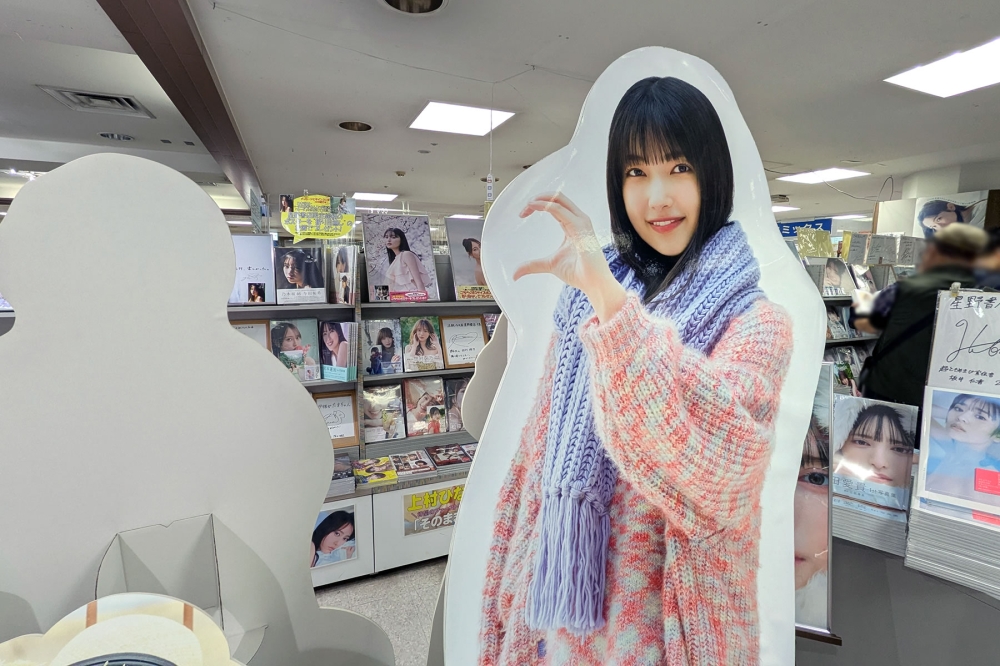 近鉄パッセ星野書店アイドル写真集コーナー