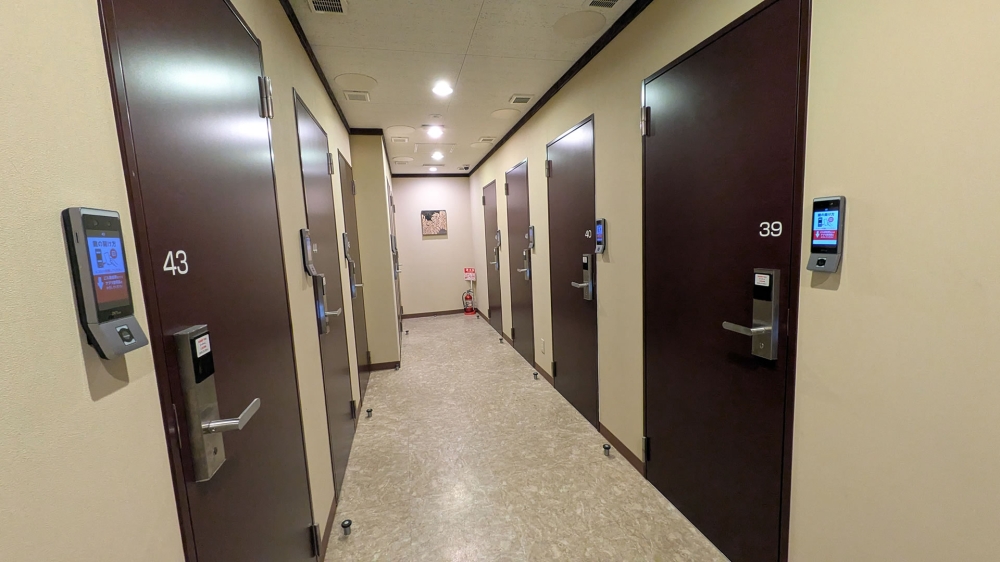 鍵付個室部屋の廊下