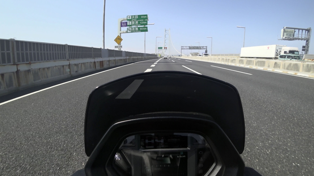 NMAX155と明石海峡大橋手前