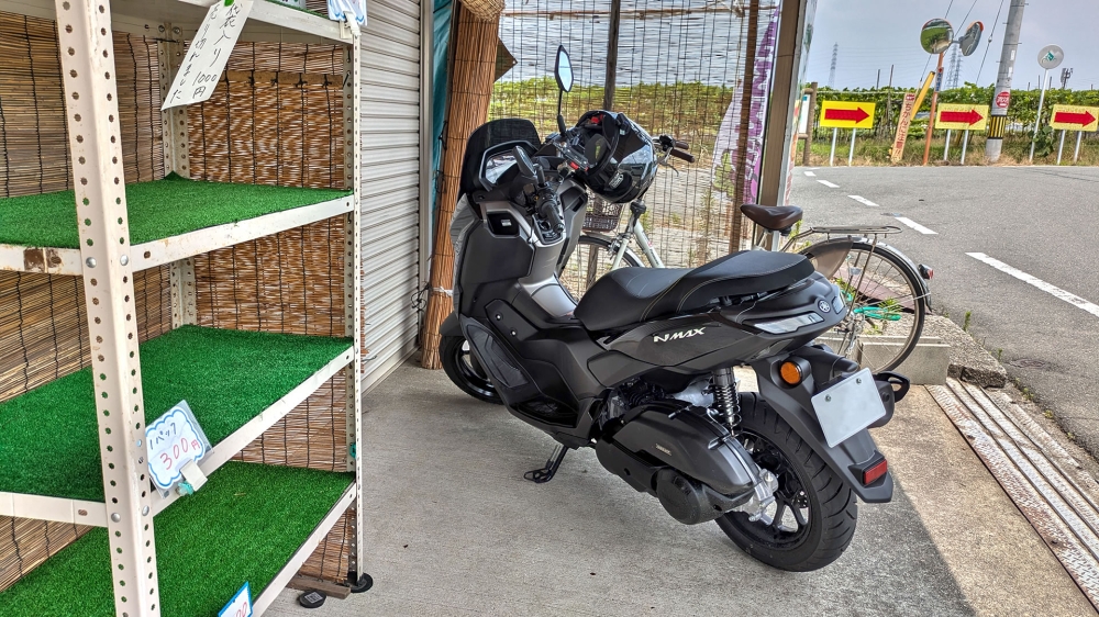 NMAX155と葡萄の直売所2