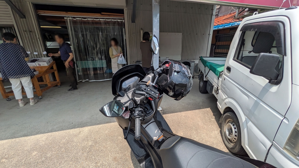 NMAX155と葡萄の直売所3