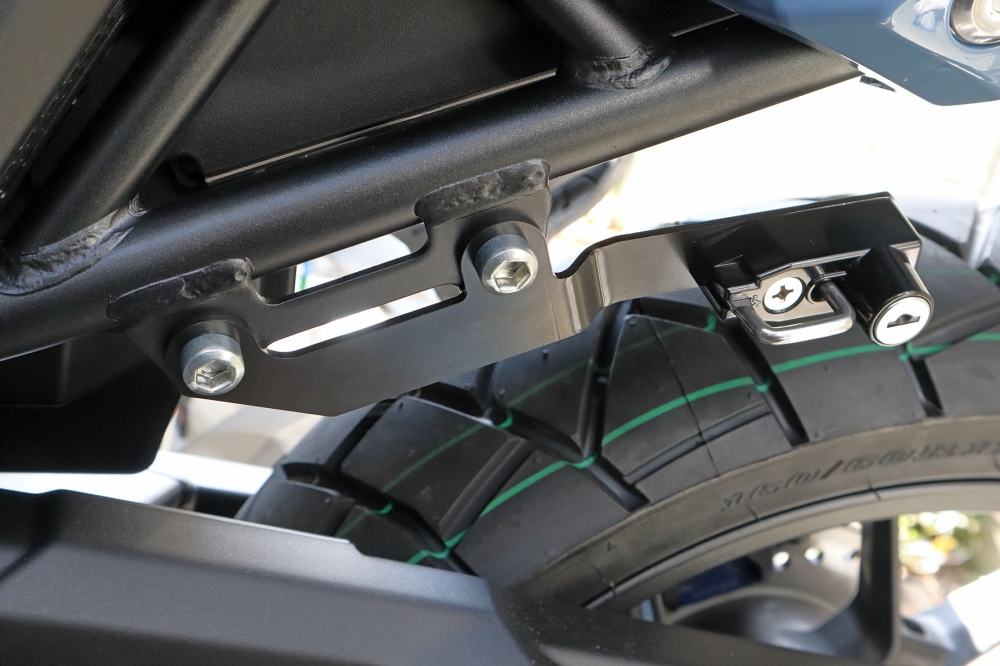 NX400にヘルメットホルダー
