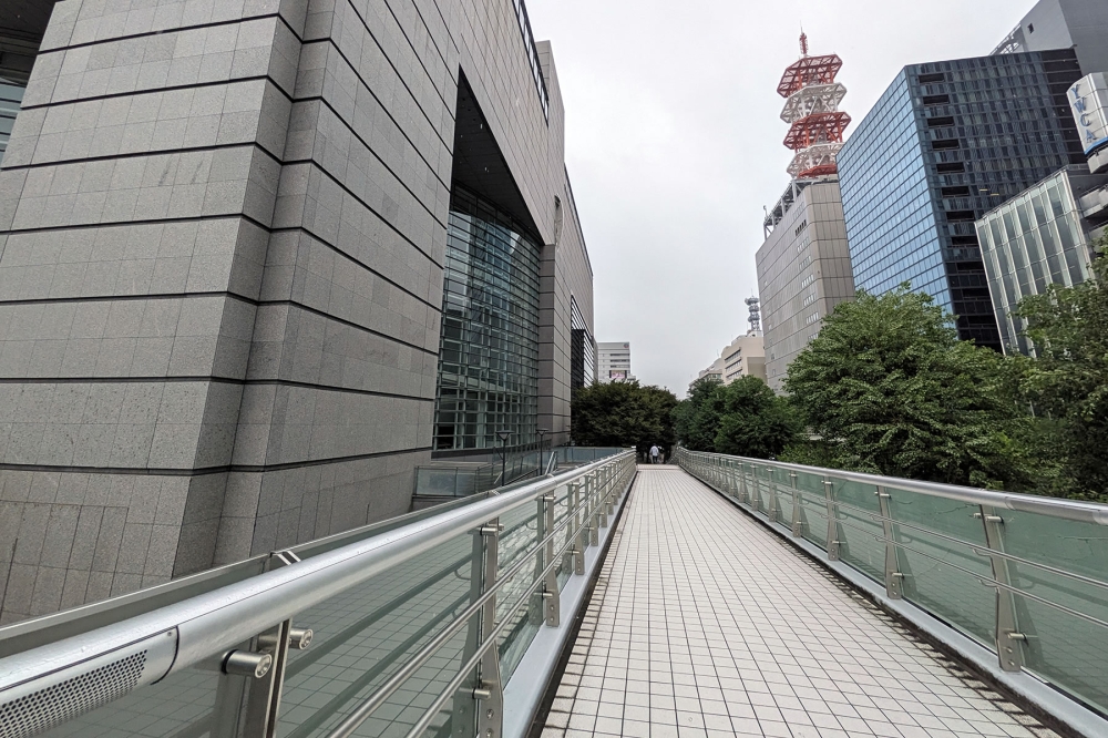 愛知芸術劇場前の高架歩道