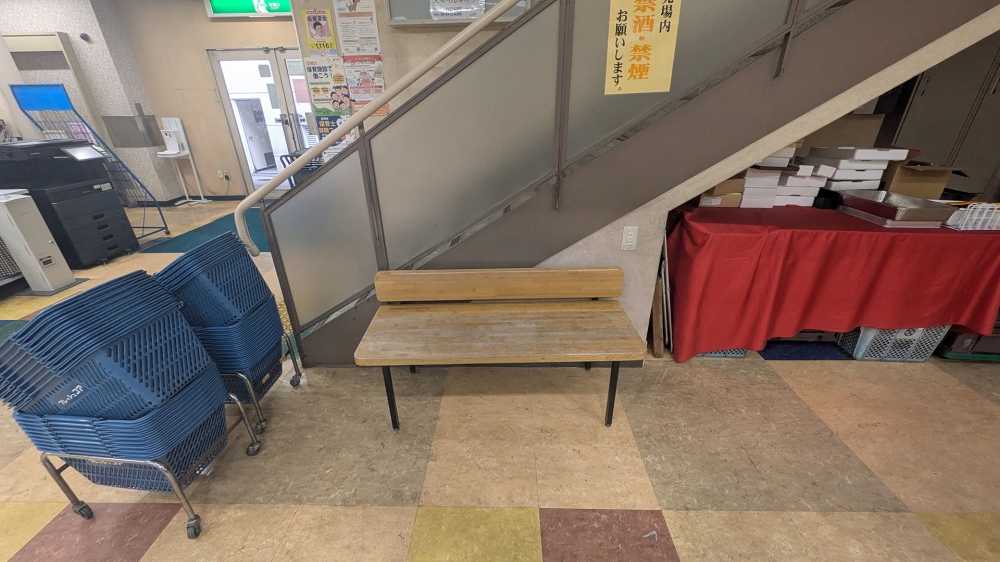 フレッシュコア内のベンチ