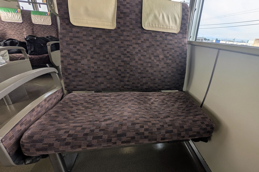 JR西日本の新快速の4人シート