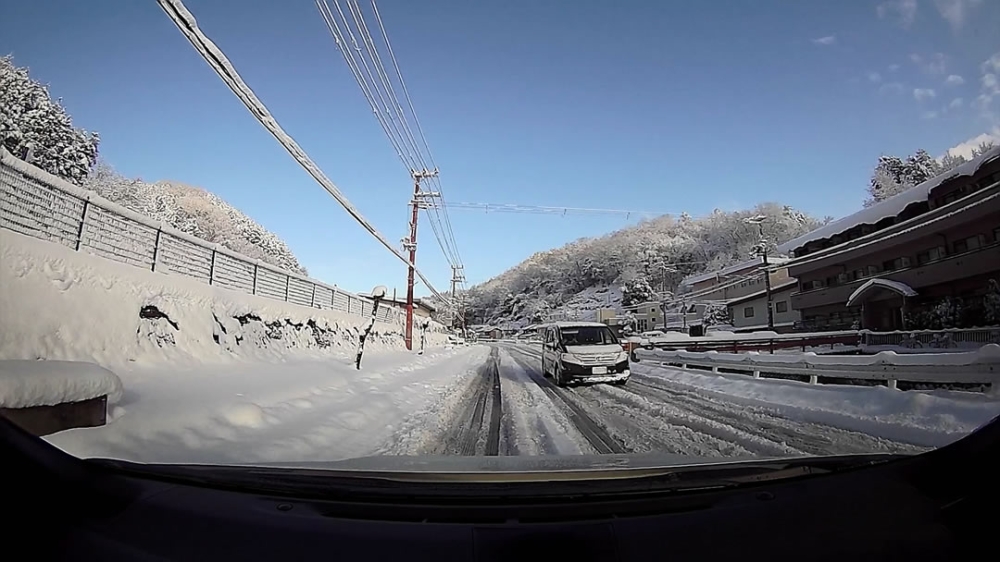 雪道でのすれ違い