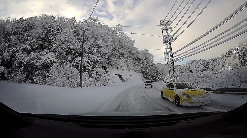 雪道とイエローセリカ