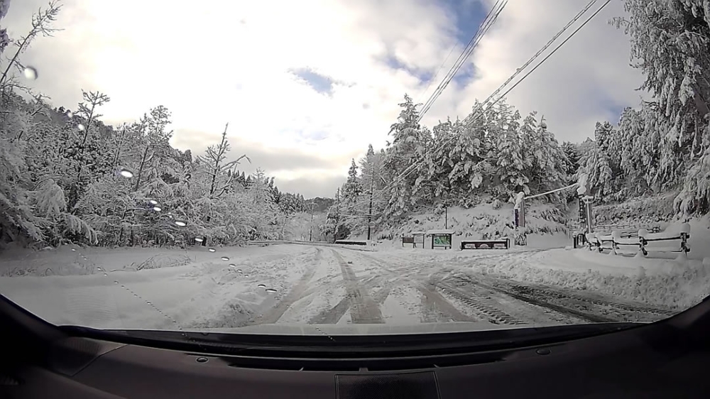 雪の山道