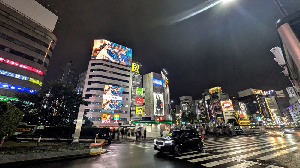 夜の池袋駅前