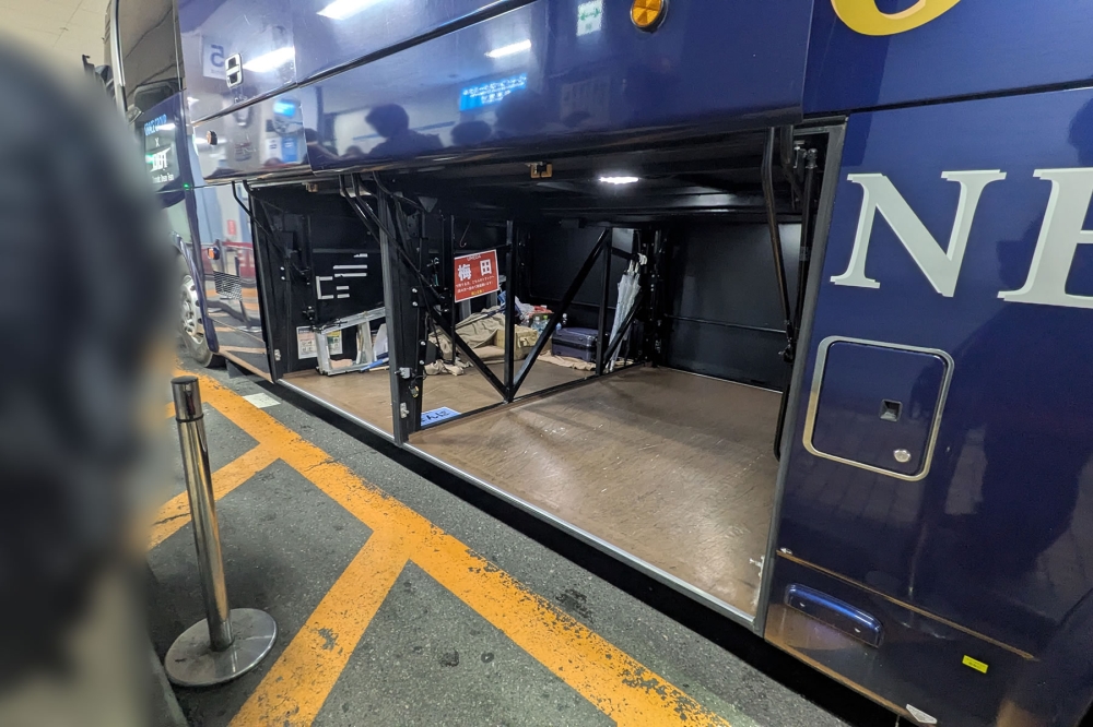高速バスの荷室