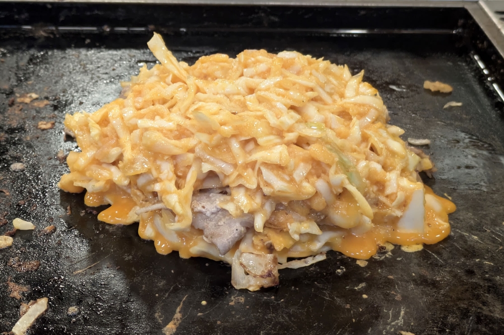調理中のお好み焼き