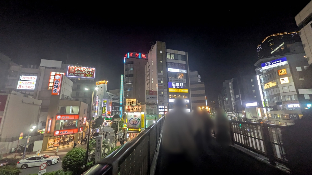 夜の五反田駅前