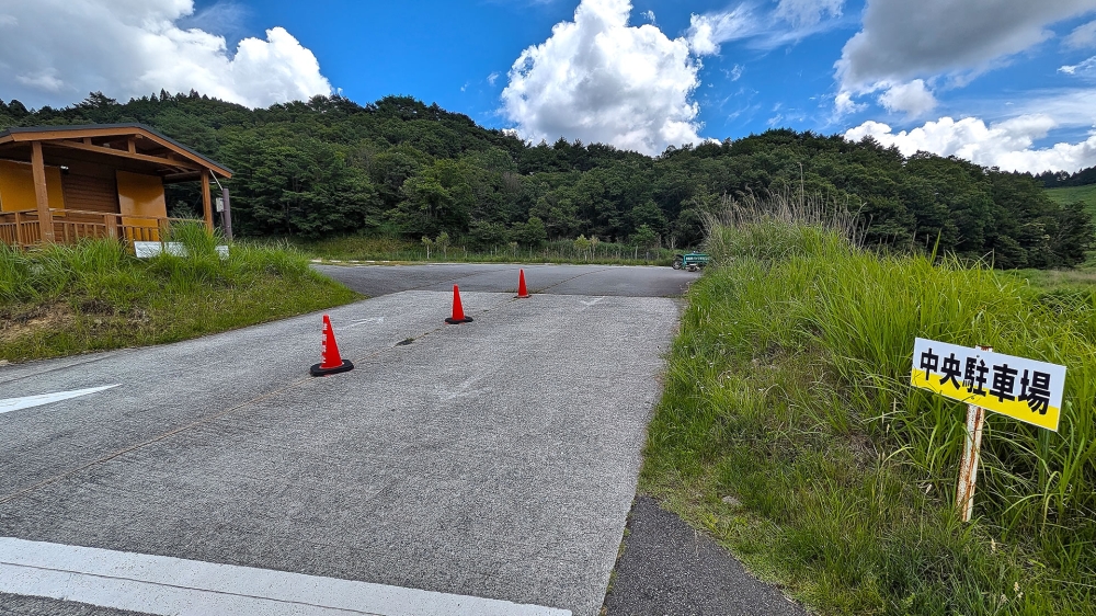 砥峰高原の駐車場